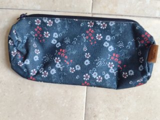 Estuche floral azul y rojo
