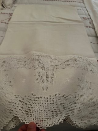 Juego de toallas bordadas beige y blanco