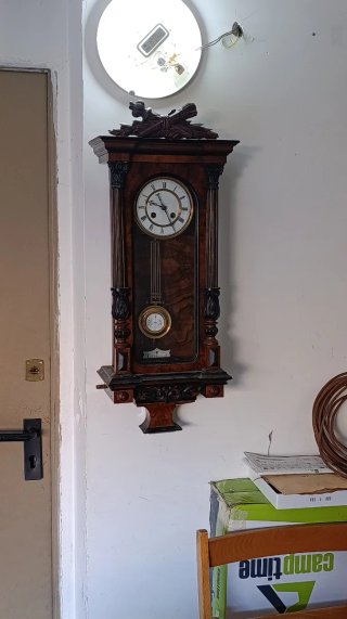 Orologio a pendolo antico in legno
