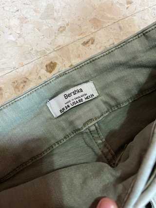 Pantalón Bershka verde grisaceo