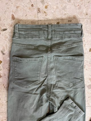 Pantalón Bershka verde grisaceo