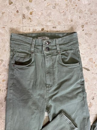 Pantalón Bershka verde grisaceo