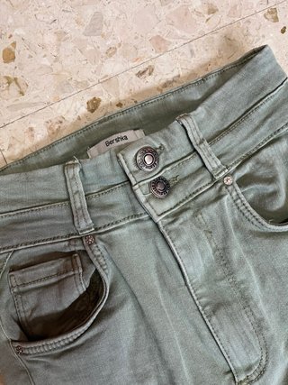 Pantalón Bershka verde grisaceo