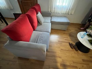 Sofá modular gris y rojo