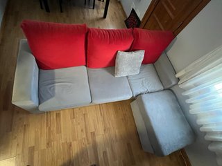 Sofá modular gris y rojo