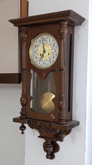 Orologio a pendolo vintage in legno
