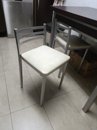 Mesa de cocina con 2 taburetes extensible