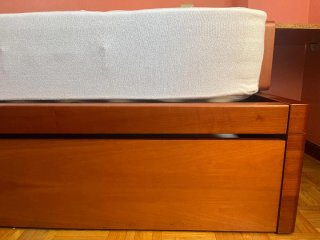 Cama de madera color cerezo