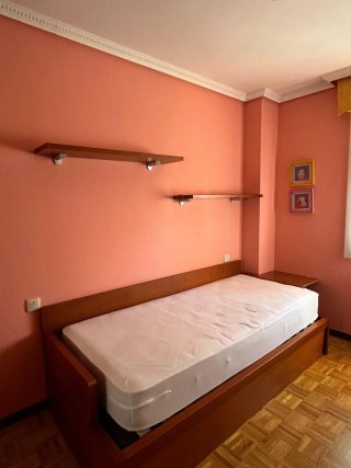 Cama de madera color cerezo