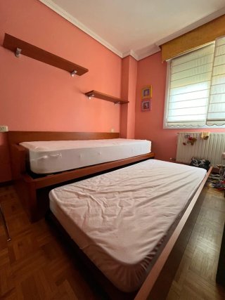 Cama de madera color cerezo