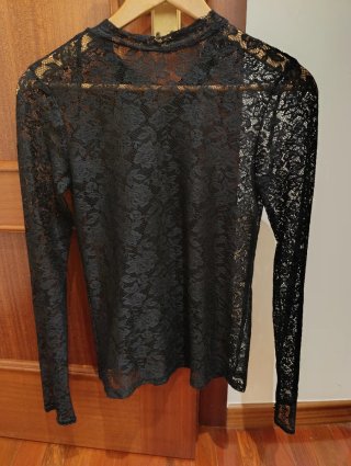 Blusa negra encaje manga larga