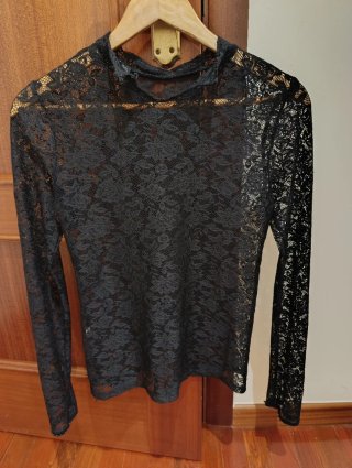 Blusa negra encaje manga larga