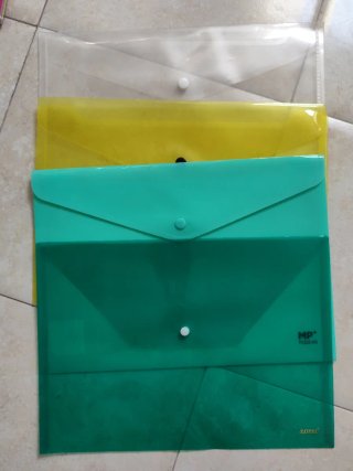 Portadocumentos plástico verde y amarillo