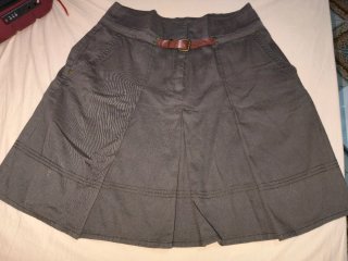 Falda gris con cinturón