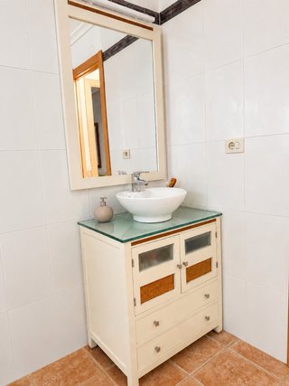 Mueble baño y espejo madera y cristal