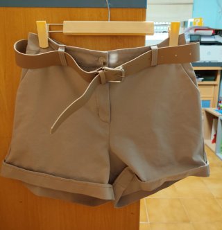 Inspee Bermuda Beige Talla L con Cinturón.