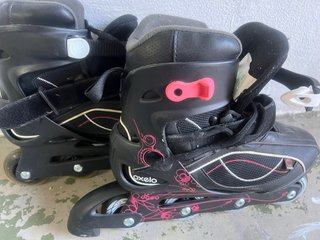 Patines en línea negros con detalles rosas