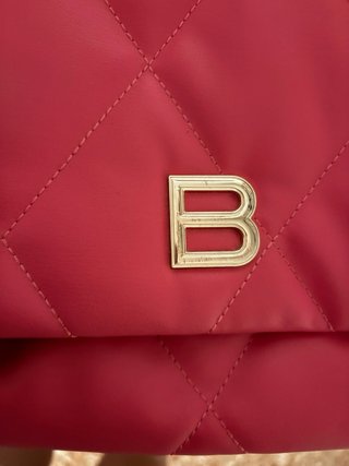 Bolso acolchado rosa con cadena dorada