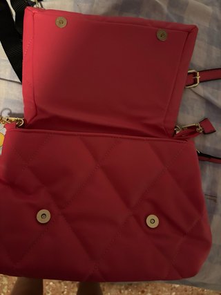 Bolso acolchado rosa con cadena dorada
