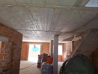 La casa urbana unifamiliar en construccion