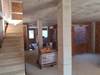 La casa urbana unifamiliar en construccion