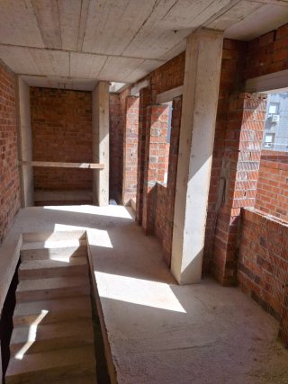 La casa urbana unifamiliar en construccion