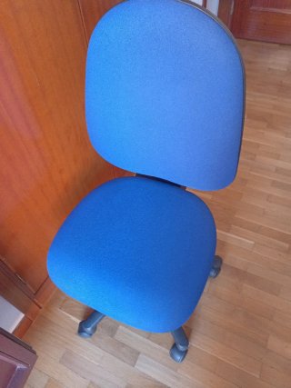Silla de ruedas azul y plástico negro
