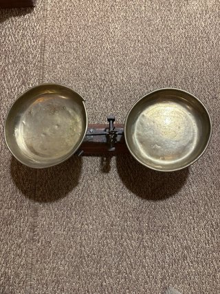Balanza antigua y juego de pesas