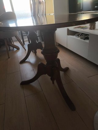 Mesa de comedor ovalada de madera