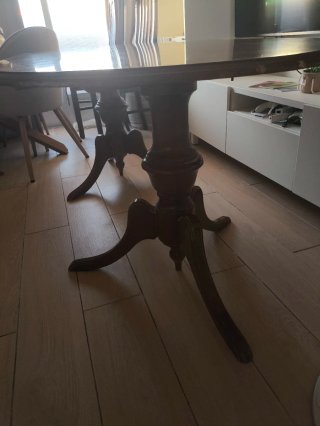 Mesa de comedor ovalada de madera
