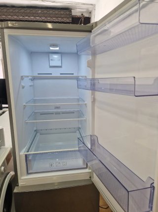 Nevera marca Beko altura 1:85 cm ancho 60cm.