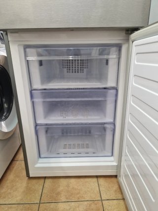 Nevera marca Beko altura 1:85 cm ancho 60cm.