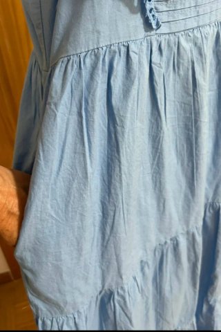 Vestido midi azul con bordados y volantes