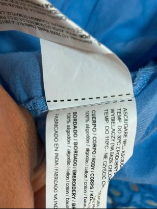 Vestido midi azul con bordados y volantes