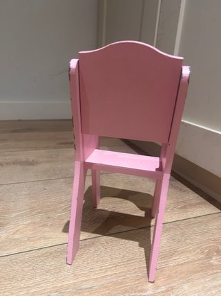 Trona rosa para muñeca con flor