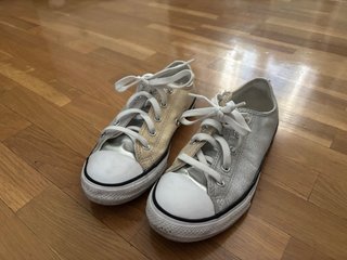 Converse plateado y dorado