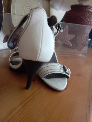 Zapatos de tacón Pin up blancos
