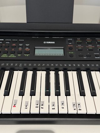 Teclado Yamaha PSR-E283 (4 usos)