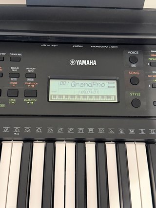 Teclado Yamaha PSR-E283 (4 usos)