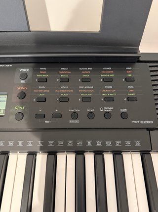 Teclado Yamaha PSR-E283 (4 usos)