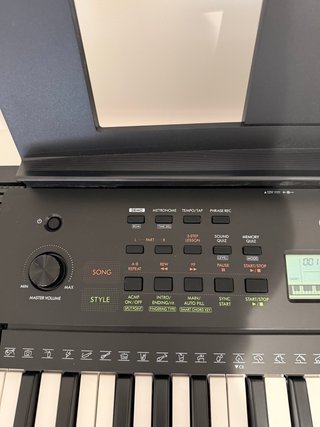 Teclado Yamaha PSR-E283 (4 usos)