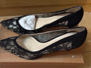 Zapatos tacón Gloria Ortiz encaje negro/beige