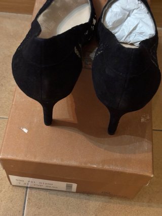Zapatos tacón Gloria Ortiz encaje negro/beige