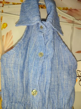 Mono azul con cinturón y espalda descubierta