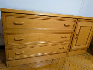 Cómoda de madera con cajones y puerta