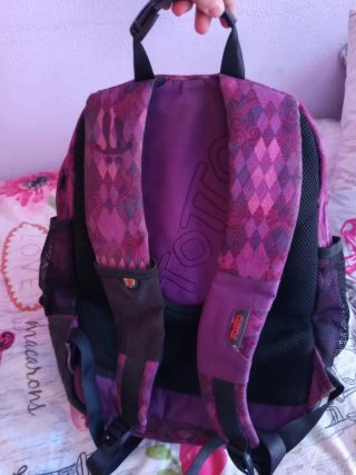 Mochila escolar morada con bolsillos