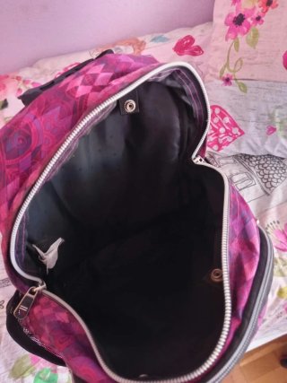 Mochila escolar morada con bolsillos