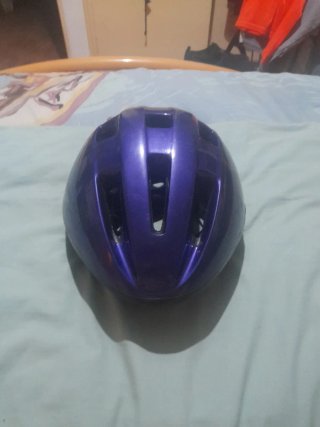 Casco de bicicleta morado