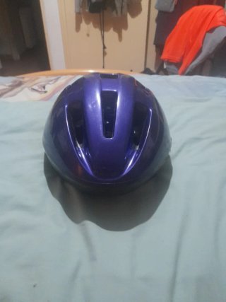 Casco de bicicleta morado