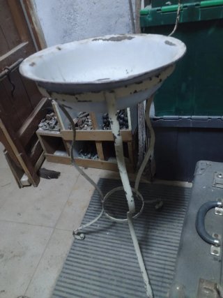 Lavabo antiguo con palanganero y toallero